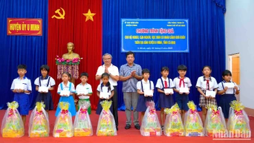 Đại diện đoàn công tác của Văn phòng Thành ủy Thành phố Hồ Chí Minh trao quà cho học sinh có hoàn cảnh khó khăn tại U Minh vào sáng 21/3.