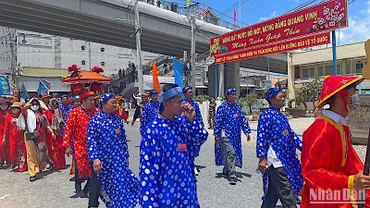 Đoàn nghinh Ông diễu hành qua thị trấn Sông Đốc.