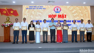 Phó Bí thư Tỉnh ủy, Chủ tịch Ủy ban nhân dân tỉnh Cà Mau Phạm Thành Ngại (thứ 6 từ phải qua) trao Bằng khen cho các tập thể đạt thành tích xuất sắc trong năm học 2023-2024.
