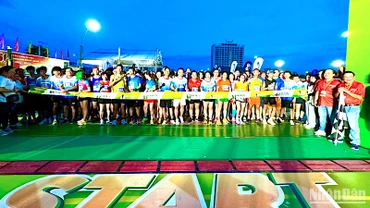 Đông đảo vận động viên tham gia giải đua Marathon về chủ đề “Hương rừng U Minh” tổ chức tại Cà Mau vào rạng sáng 26/11.