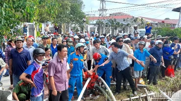 Chính quyền địa phương huy động lực lượng giúp dân chữa cháy vào sáng 28/3