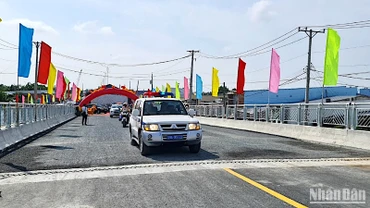Thông xe cầu Ông Đốc nối đôi bờ thị trấn Sông Đốc (huyện Trần Văn Thời, tỉnh Cà Mau) vào sáng 10/12. 