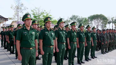 Các lực lượng vũ trang tham gia dự Lễ ra quân huấn luyện năm 2025 tại Cà Mau.
