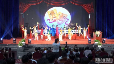 Văn nghệ chào mừng họp mặt văn nghệ sĩ, trí thức trên địa bàn tỉnh Cà Mau vào chiều 12/2.
