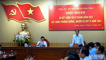 Hội nghị kiểm điểm chỉ đạo, điều hành của Tỉnh ủy và Ủy ban nhân dân tỉnh Cà Mau vào sáng 12/10.