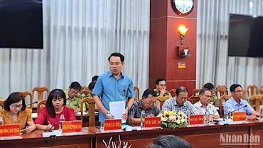 Đại diện Vườn Quốc gia U Minh hạ nêu một số khó khăn trong công tác quản lý, bảo vệ rừng rừng tại hội nghị.