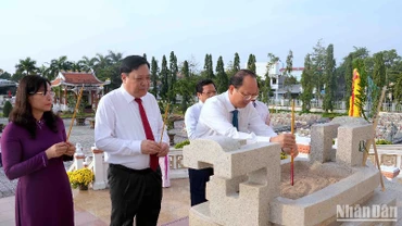 Lãnh đạo Tỉnh ủy, Hội đồng nhân dân, Ủy ban nhân dân, Ủy ban Mặt trận Tổ quốc Việt Nam tỉnh Cà Mau dâng hương tại Đài tưởng niệm Nghĩa trang liệt sĩ tỉnh.