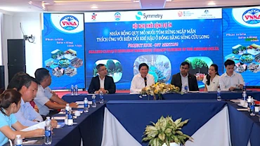 Các đại biểu thảo luận giải pháp nhân rộng quy mô nuôi tôm dưới tán rừng ngập mặn thích ứng với biến đổi khí hậu. 