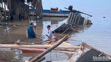 Hiện trường vụ sạt lở đất ven sông xảy ra tại xã Hàng Vịnh (huyện Năm Căn, tỉnh Cà Mau) vào khuya 5/7. 