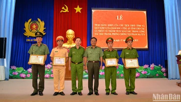 Ban Giám đốc Công an tỉnh Cà Mau trao Bằng khen của Chủ tịch Uỷ ban nhân dân tỉnh và Giấy khen của Giám đốc Công an Cà Mau cho các cá nhân có thành tích xuất sắc triệt phá án về ma tuý. 