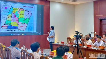 Chủ tịch Ủy ban nhân dân tỉnh Cà Mau Phạm Thành Ngại trình bày Đề án sắp xếp đơn vị hành chính cấp xã năm 2025. 