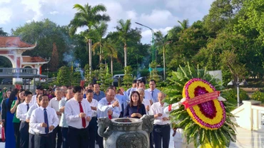 Lãnh đạo và đông đảo cán bộ tỉnh Cà Mau dâng hương tại khu tưởng niệm Chủ tịch Hồ Chí Minh vào sáng 19/5.