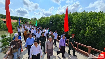 Khu du lịch Mũi Cà Mau có lượng khách đông đúc đến tham quan dịp lễ Quốc khánh 2023.