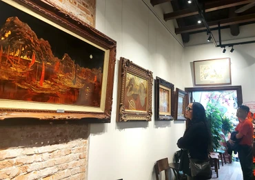 Công chúng thưởng thức vẻ đẹp của những tác phẩm nổi tiếng.