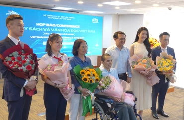 Lãnh đạo Sở Thông tin và Truyền thông tặng hoa cho các đại sứ Văn hóa đọc nhiệm kỳ 2023-2024.