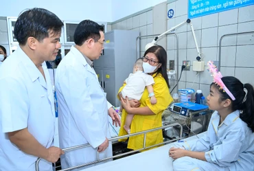 Chủ tịch Quốc hội Vương Đình Huệ gửi lời thăm hỏi, chia sẻ tới các nạn nhân, gia đình nạn nhân trong vụ cháy.