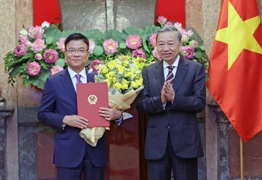 Chủ tịch nước Tô Lâm trao Quyết định bổ nhiệm cho Phó Thủ tướng Lê Thành Long. (Ảnh: Nhan Sáng/TTXVN)