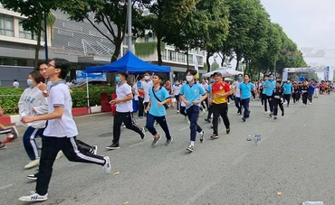 Các vận động viên tranh tài sôi nổi ở các nội dung chạy.