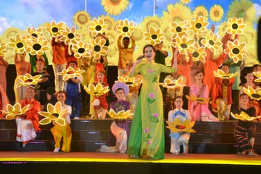 Ca sĩ Khánh Ngọc biểu diễn trong chương trình.