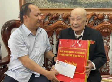 Phó Bí thư Tỉnh ủy Gia Lai Rah Lan Chung thăm, tặng quà ông Mạnh Đức Phú (sinh năm 1934, cựu chiến binh) ở tổ 1, phường Yên Đỗ, TP. Pleiku. Ảnh: PHƯƠNG DUYÊN