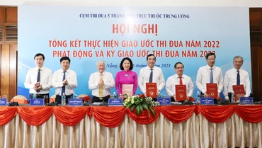 Lãnh đạo năm thành phố trực thuộc Trung ương cùng ký kết giao ước thi đua năm 2023