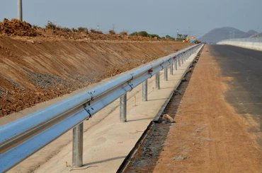 Hơn 20km hộ lan tôn sóng được lắp đặt trên cao tốc đoạn Vĩnh Hảo-Phan Thiết.