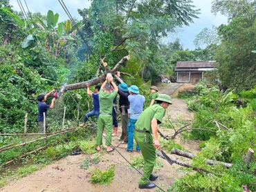 Công an huyện Lục Yên (Yên Bái) tham gia sửa chữa nhà cho dân do bị bão số 3 thổi tốc mái.
