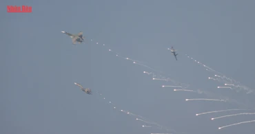 Su-30MK2 đồng loạt thả đạn nhiễu rực sáng bầu trời TP.HCM sáng 30/4