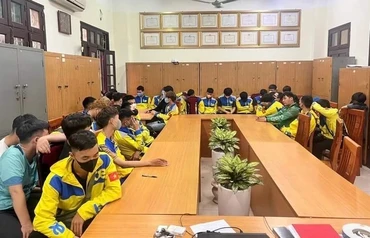 Các tài xế xe ôm công nghệ bị triệu tập để phục vụ công tác điều tra. Ảnh: CAND