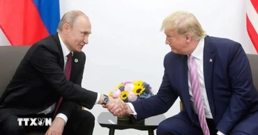 Tổng thống Nga Vladimir Putin (trái) và người đồng cấp Mỹ Donald Trump trong cuộc gặp bên lề Hội nghị thượng đỉnh G20 tại Osaka, Nhật Bản ngày 28/6/2019. (Ảnh: AA/TTXVN)