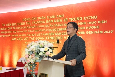 Đồng chí Trần Tuấn Anh phát biểu tại hội nghị.