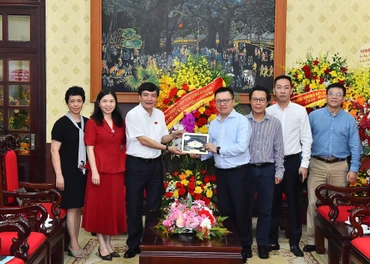 [Ảnh] Các cơ quan, đơn vị thăm và chúc mừng Báo Nhân Dân nhân dịp 21/6