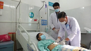Các bác sĩ kiểm tra vết thương sau phẫu thuật.