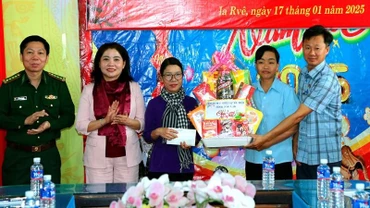 Đoàn đại biểu Quốc hội tỉnh Đắk Lắk trao tặng quà Tết cho lãnh đạo Đảng ủy và Ủy ban nhân dân xã biên giới xã Ia Rvê, huyện Ea Súp.
