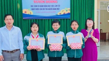 Ban Giám hiệu Trường Trung học cơ sở Lê Hồng Phong tuyên dương, khen thưởng đột xuất ba em học sinh có hành động đẹp, nhặt được của rơi, trả lại người đánh mất.