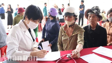 Đông đảo người dân ở xã Ea Trul đến đăng ký khám bệnh, tư vấn, cấp thuốc miễn phí. 