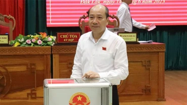 Đồng chí Phạm Ngọc Nghị, Chủ tịch Ủy ban nhân dân tỉnh Đắk Lắk trong một cuộc họp của Hội đồng nhân dân tỉnh Đắk Lắk.