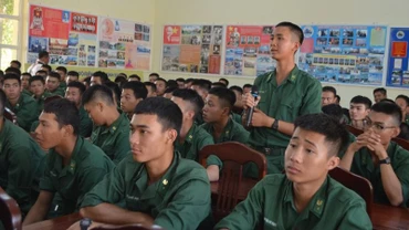 Đoàn viên, thanh niên là chiến sĩ mới nêu ý kiến với lãnh đạo Bộ Chỉ huy Bộ đội Biên phòng tỉnh Đắk Lắk tại buổi đối thoại.