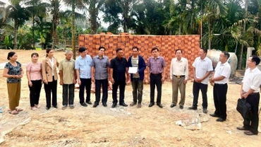 Đoàn công tác của Ủy ban nhân dân huyện Lắk đến thăm và hỗ trợ kinh phí làm nhà cho gia đình anh Trần Đăng Ninh ở thôn Mê Linh 2, xã Buôn Triết.