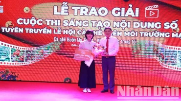 Phó Chủ tịch Thường trực Ủy ban nhân dân tỉnh Đắk Lắk Nguyễn Tuấn Hà, Trưởng Ban tổ chức Lễ hội Cà-phê Buôn Ma Thuột lần thứ 9 năm 2025 trao giải Đặc biệt cho tác phẩm “Cà-phê - điểm tựa của những giấc mơ” của tác giả Phạm Phương Uyển.