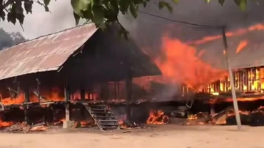 Do hai ngôi nhà sàn đều làm bằng gỗ tự nhiên nên ngọn lửa bùng phát dữ dội.