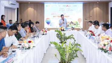 Chủ tịch Ủy ban nhân dân huyện Buôn Đôn Phạm Trung Nghĩa phát biểu tại buổi họp báo.