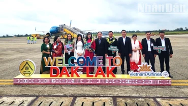 Lãnh đạo Sở Văn hóa, Thể thao và Du lịch tỉnh Đắk Lắk đón vị khách du lịch thứ 1,5 triệu và đoàn khách du lịch đầu tiên đến tỉnh Đắk Lắk nhân dịp Tết Dương lịch năm 2025 tại Cảng hàng không Buôn Ma Thuột.