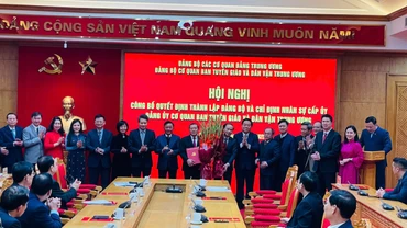 Các đồng chí Trần Cẩm Tú và Nguyễn Trọng nghĩa chúc mừng tập thể Ban Chấp hành Đảng bộ Cơ quan Tuyên giáo và Dân vận Trung ương