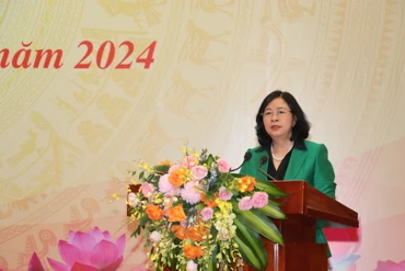 Đồng chí Bùi Thị Minh Hoài, Ủy viên Bộ Chính trị, Bí thư Trung ương Đảng, Trưởng ban Dân vận Trung ương phát biểu tại hội nghị.