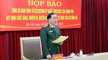 Thượng tướng Trần Quốc Tỏ phát biểu tại họp báo.