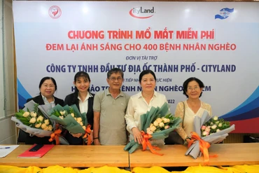Đại diện CityLand tặng số tiền mổ mắt miễn phí cho 400 bệnh nhân khó khăn thông qua Hội Bảo trợ Bệnh nhân nghèo Thành phố Hồ Chí Minh.