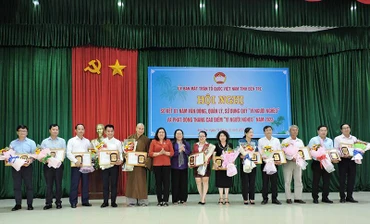 Tặng bằng khen cho các tập thể, cá nhân tích cực vận động đóng góp vật chất xây dựng Quỹ “Vì người nghèo”.