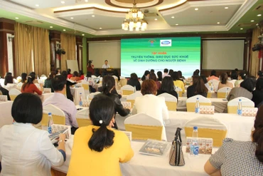 Nhiều điều dưỡng, nhân viên y tế cùng tìm hiểu các kiến thức chuyên sâu nhằm nâng cao chất lượng chăm sóc sức khỏe người bệnh.