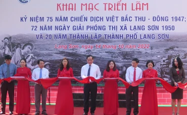 Lãnh đạo Ủy ban nhân dân tỉnh Lạng Sơn cùng các đại biểu cắt băng triển lãm chuyên đề: "Đường số 4 rực lửa".